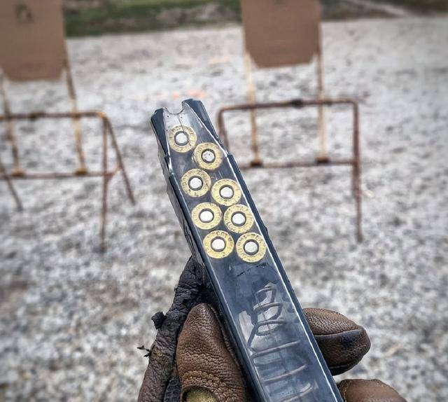 答案也是否定的,因为这样做弹匣托弹板上的弹簧无法承受.