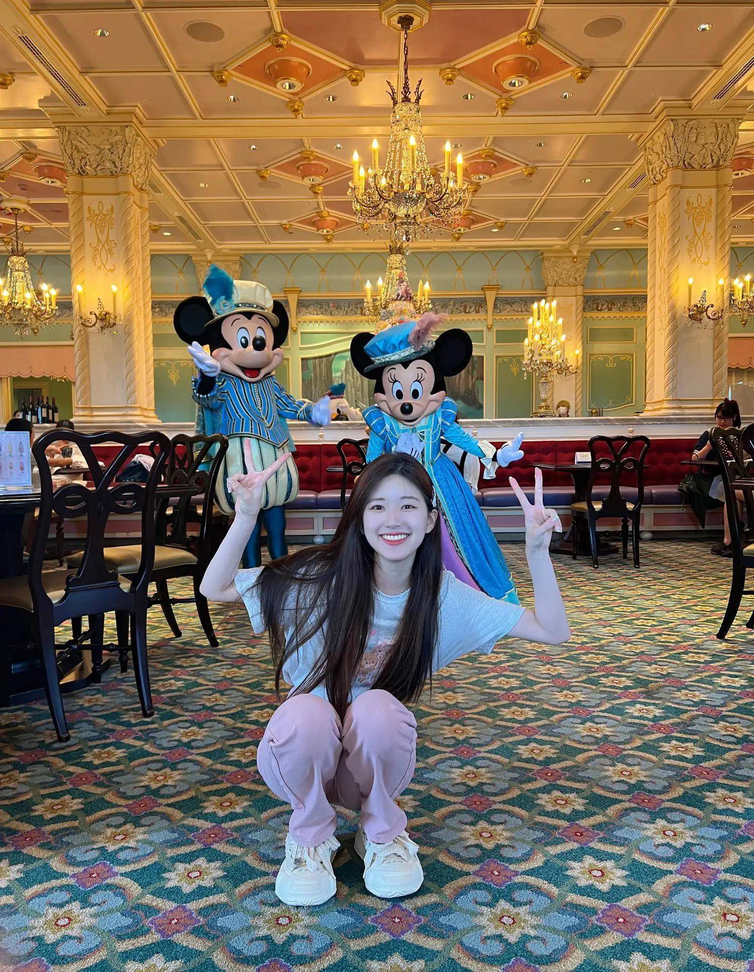 赵露思迪士尼随拍15好公主的露思,蓝色连衣裙好美