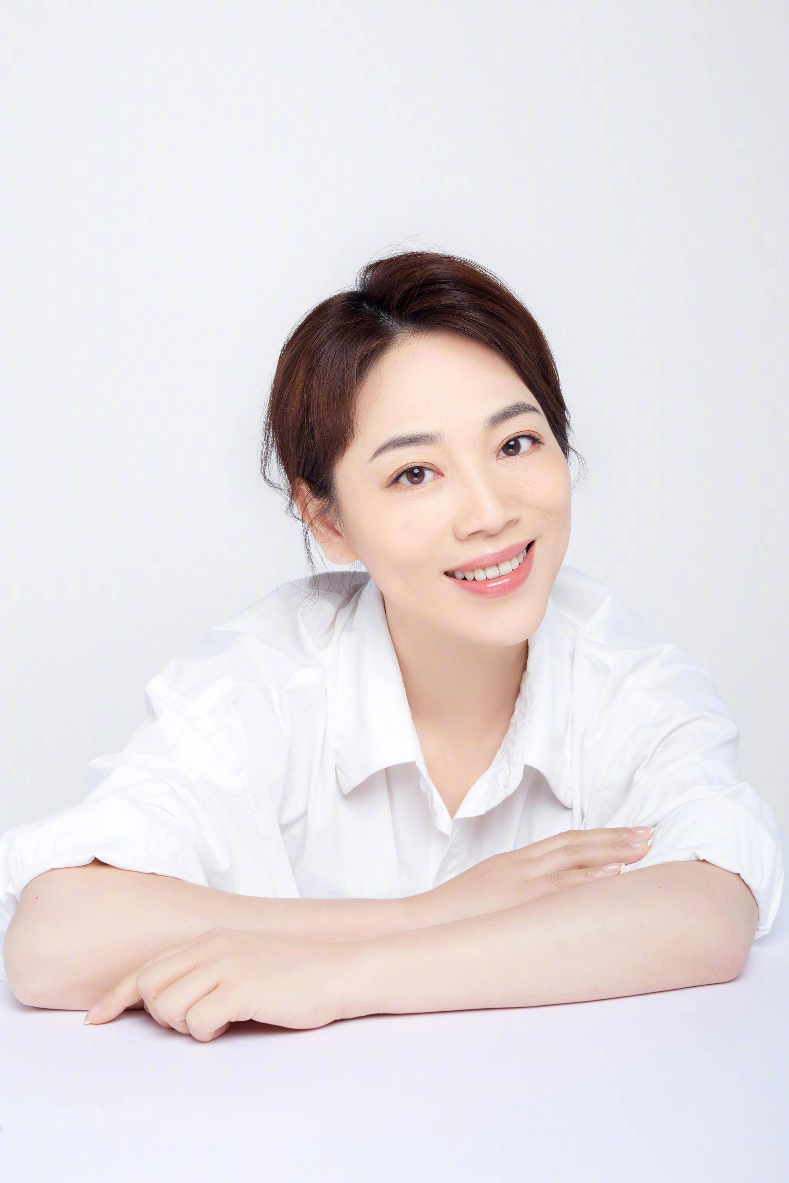 央视主持人劳春燕:在泪水中与丈夫分居15年,风光背后有心酸_新闻_工作