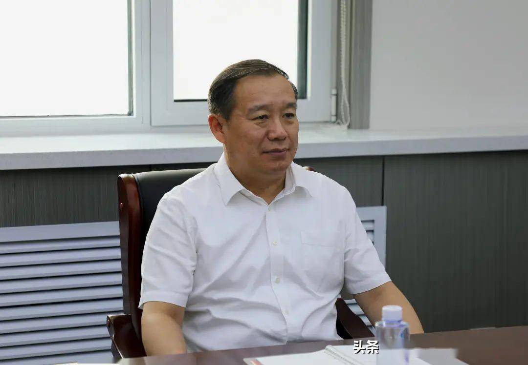员窦建军, 区委副书记,区长刘晓璐,区委常委,常务副区长杜军参加会议