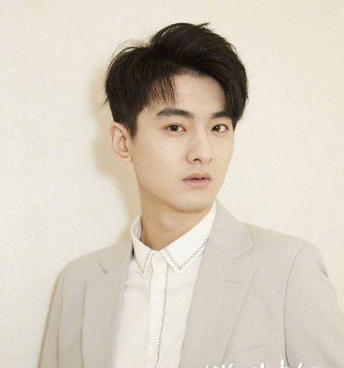 《楼下女友请签收》开机,王冠逸化身霸道总裁,女主颜值不输明玉_徐好