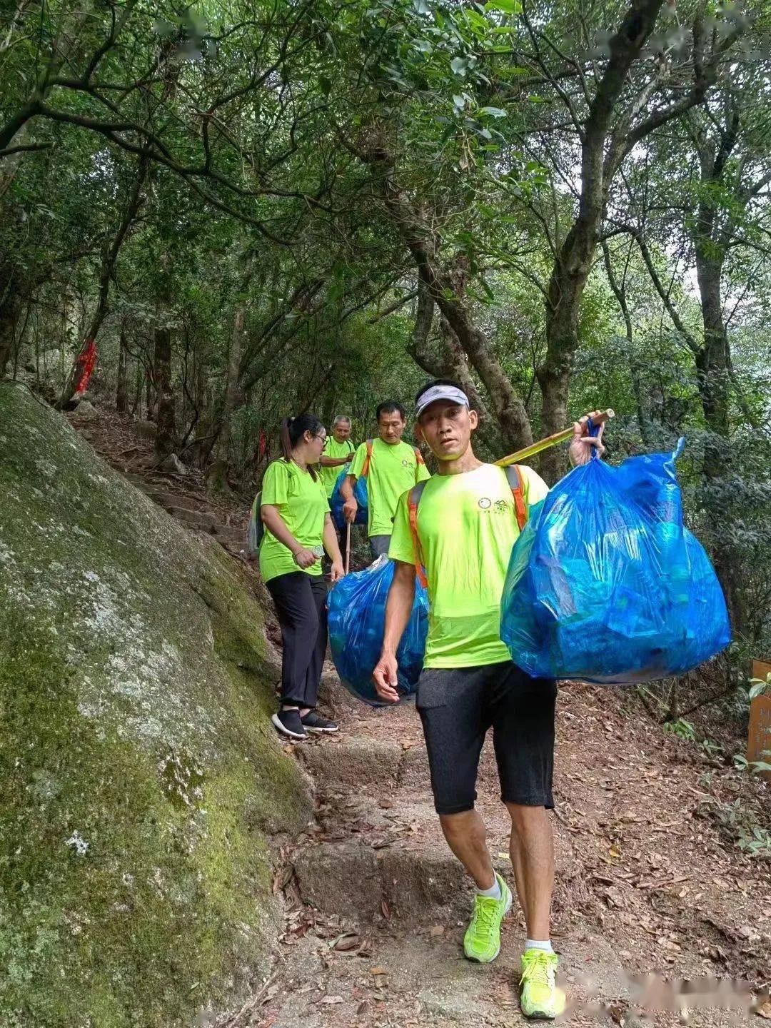 素有赣东屋脊之称的军峰山山峦连绵山高万仞140名志愿者们分市山