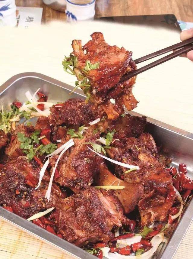 18张餐台日接108桌 只为这款香辣烤牛骨 让食客流连忘返_脊骨_清水