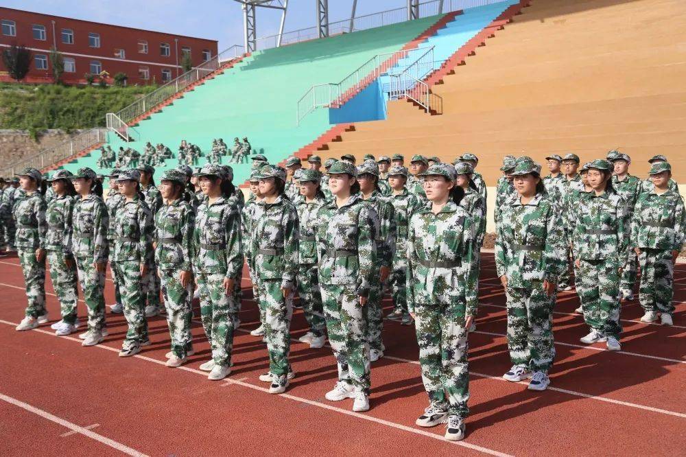 榆社一中:2022级高一新生军训汇报表演圆满结束!_进行_房国玉_任怡