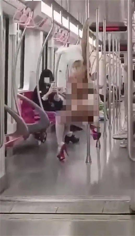 女子仅穿内衣在地铁里劈叉摆拍，行拘！