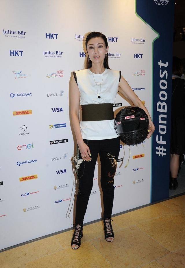 李嘉欣高调现身马场,穿黄色条纹连衣裙配优雅知性,难挡豪门气质_时尚