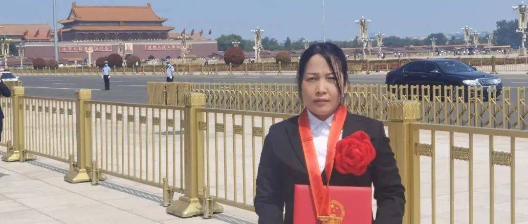 她替英雄丈夫,到北京受领荣誉!_张子_爸爸_女儿