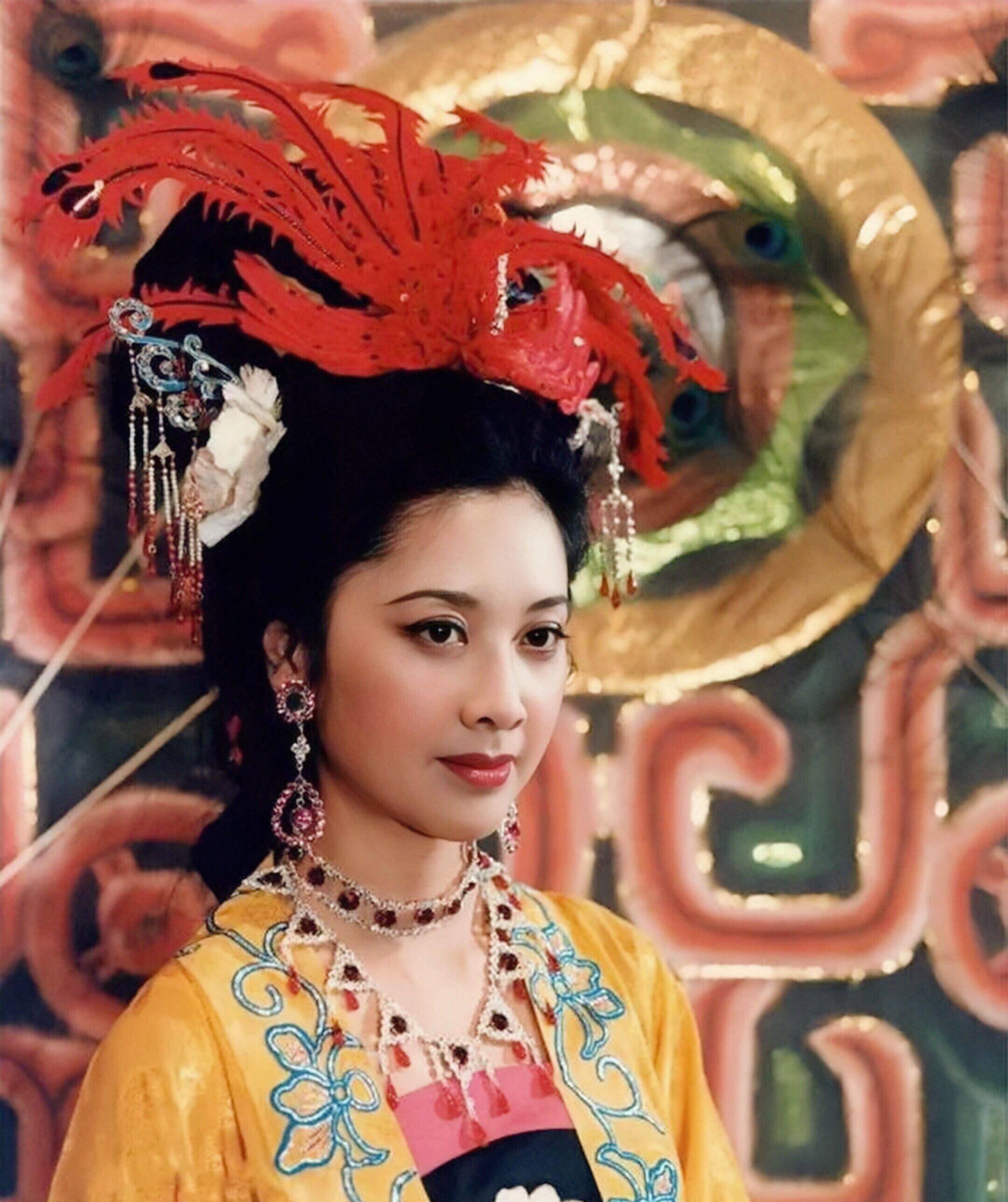 她被称为最美女儿国国王,因这个角色爆红,却也从此被这个角色困住