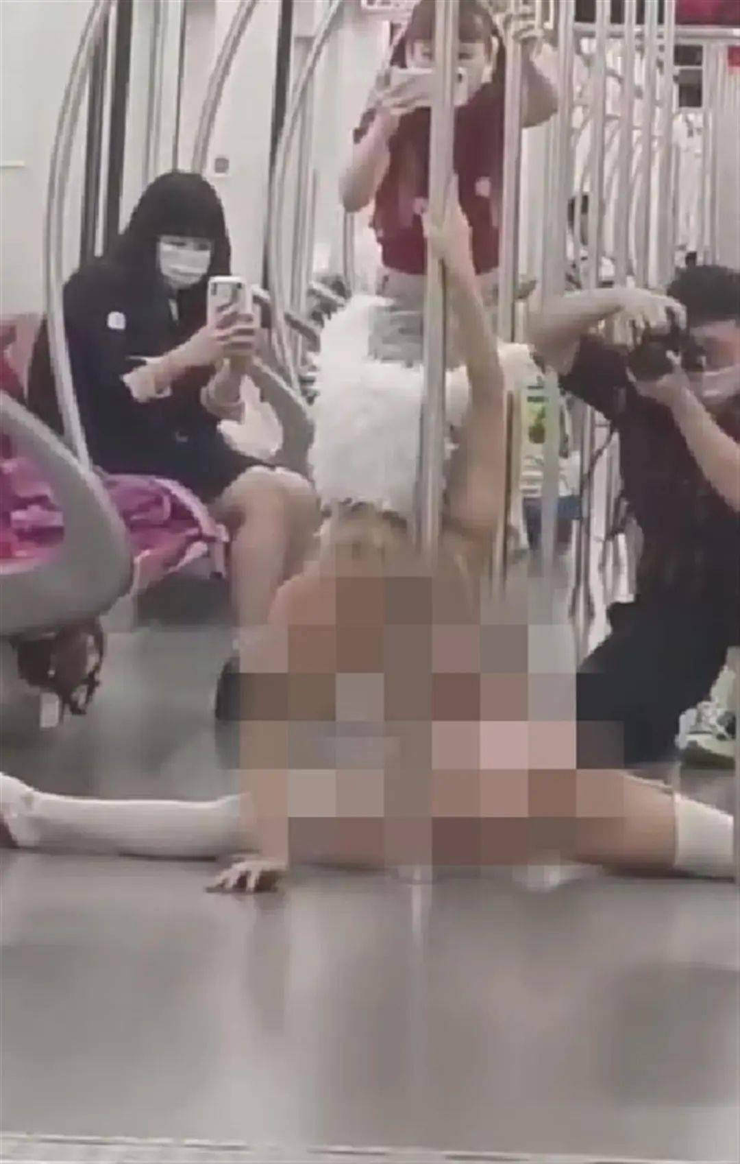 女子仅穿内衣在地铁里劈叉摆拍，行拘！