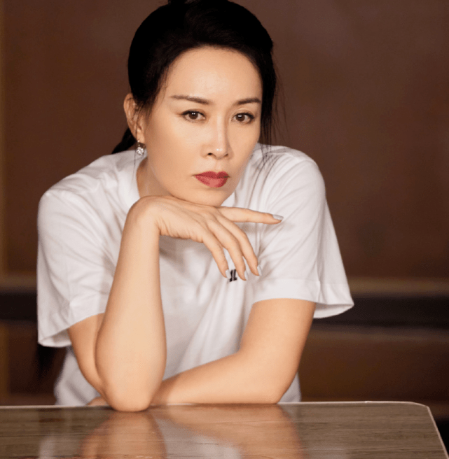 那英带女儿与梁静看歌剧,打扮朴素忙前忙后,在国外仍自觉戴口罩_网友