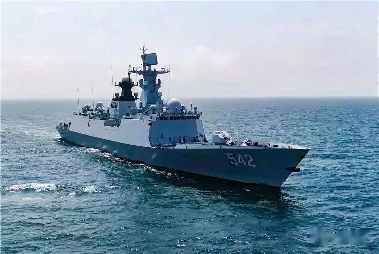 多科目实弹射击训练奔赴黄海某海域海军枣庄舰解缆起航铁甲洪流,炮声