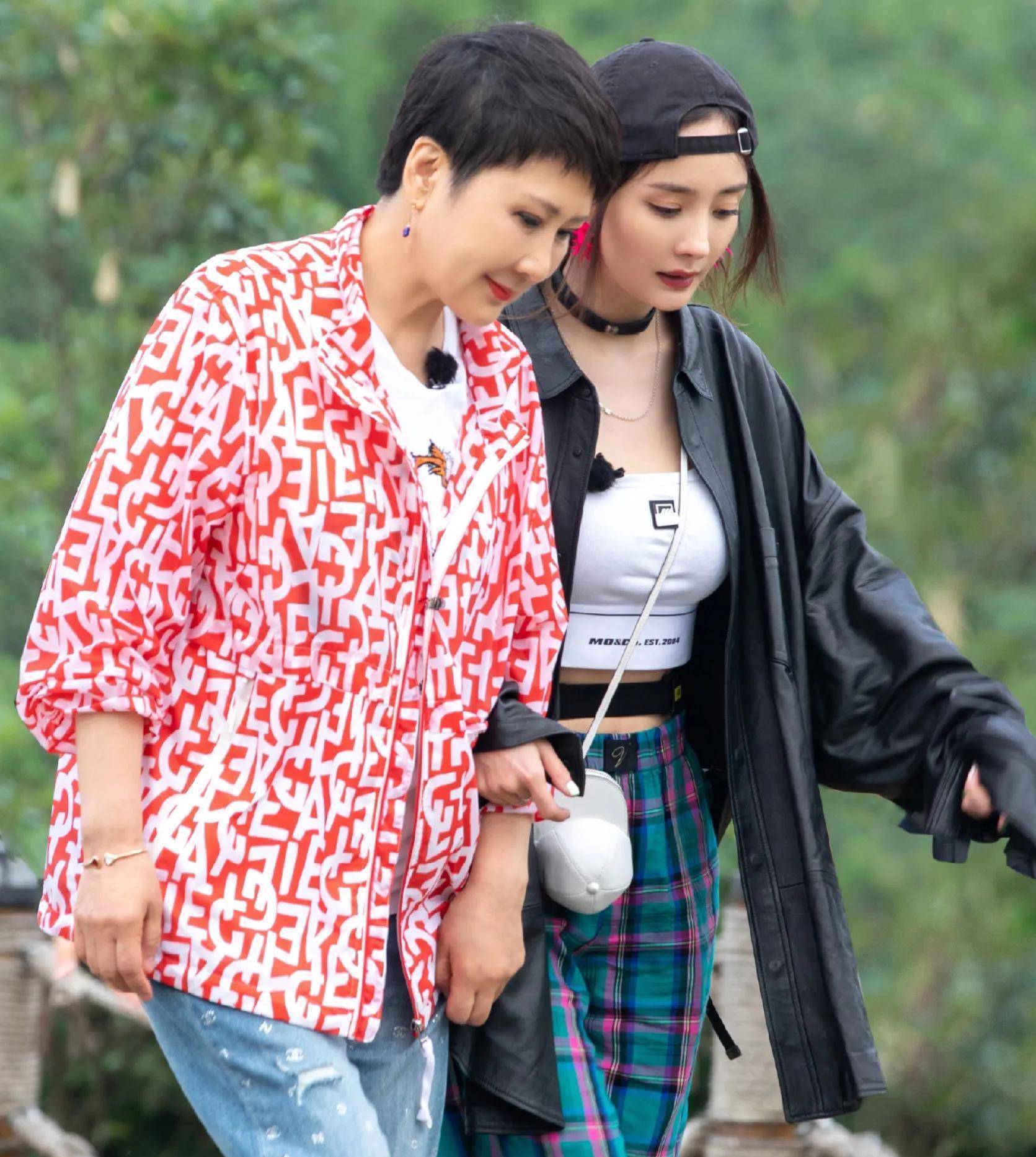 《花儿与少年》中的张凯丽有一个完全不输给杨幂的身材,赵今麦_节目组