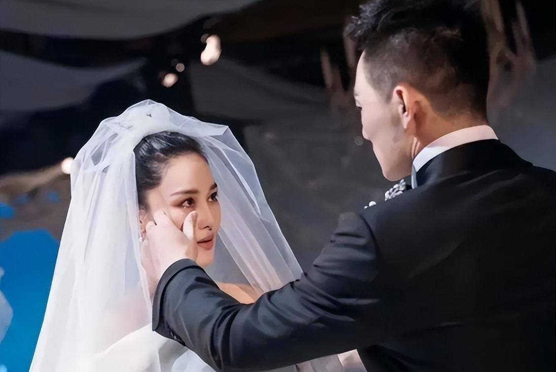 張馨予何捷曝新結婚照,相互依偎顯甜蜜,鼓勵女孩面對愛情不彷徨_張天