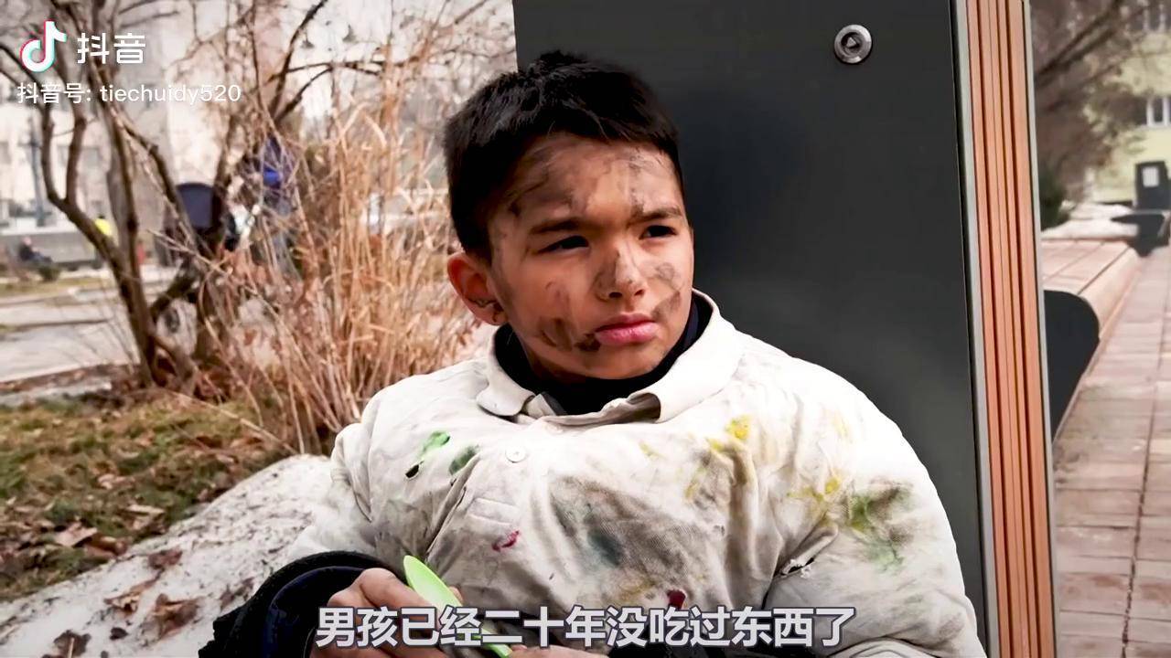 流浪男孩渴望得到父爱,甚至模仿父亲生前的动作,结局令人暖心 电影