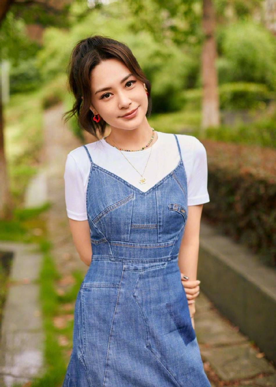 两大美女魅力不可小觑_衬衫_蓝色_肚脐