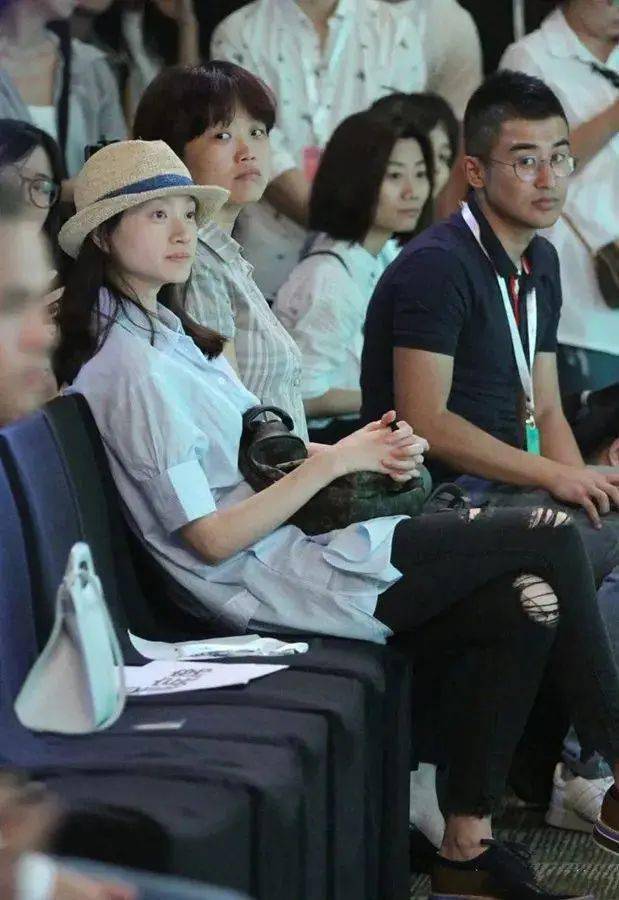 沈佳妮气质好清纯啊,连素颜都让男性偷瞄,难怪朱亚文如此专情!