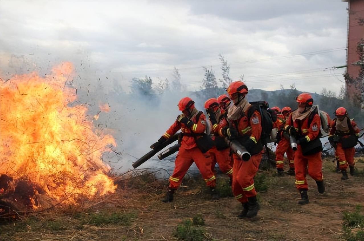 重庆缙云山大火扑灭,神奇的"以火灭火"和摩托车大军发威!