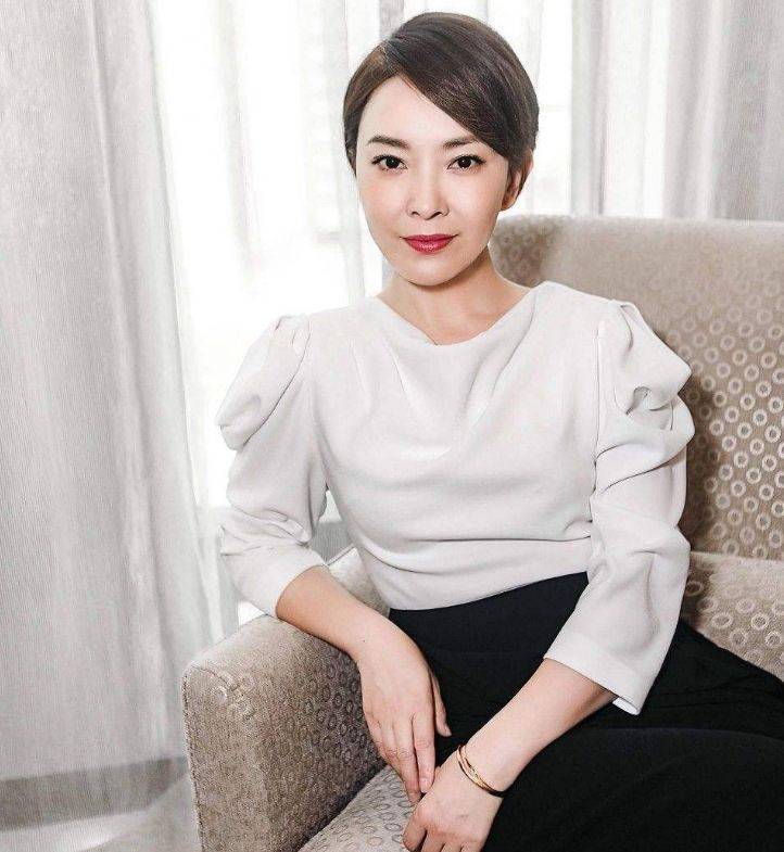 她是"央视才女",张嘉译因压力和她离婚,如今嫁给富商生活美满_刘威葳