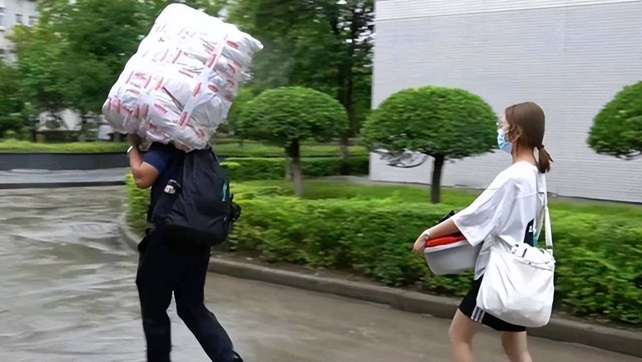 父亲跨越千里送女儿上大学,隔墙告别,转身后就偷偷抹泪_孩子_父母