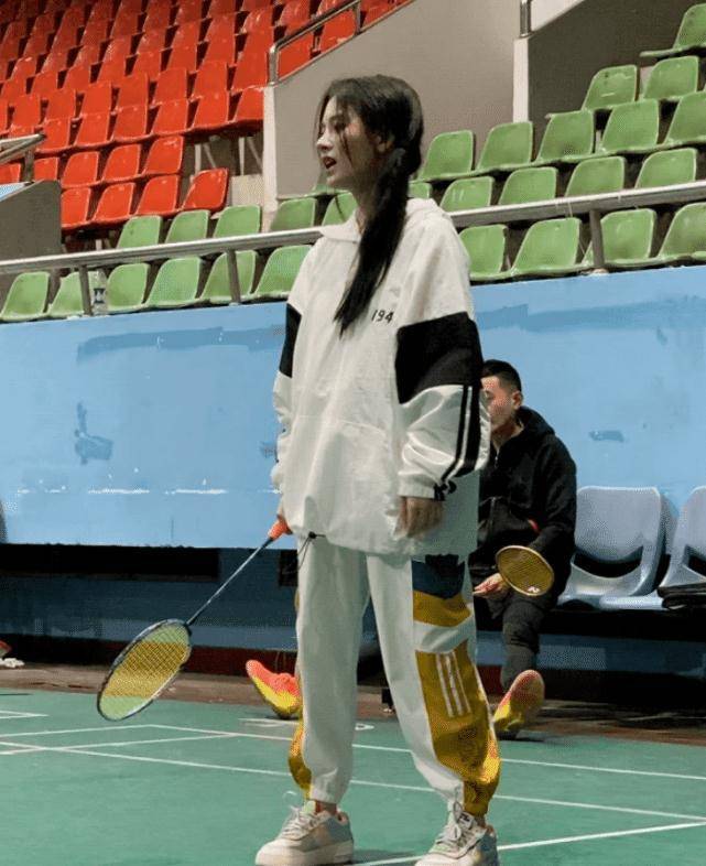 有种"另类"叫鞠婧祎打球,别人都穿运动鞋,她非要玩另类_造型_少女_显