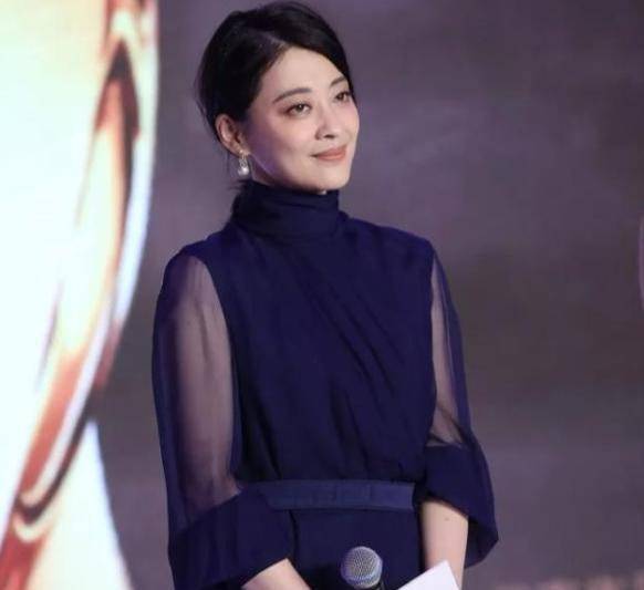 45岁梅婷与董卿同穿蓝色连衣裙,身材不相上下,气质却差了太多_款式