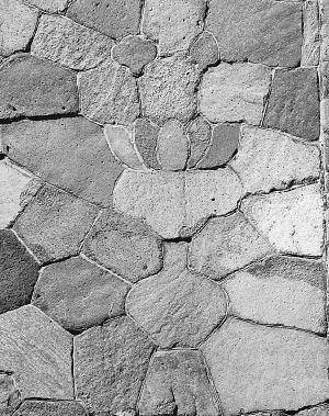 牟氏庄园有道国内最好的石沏花墙，传说中，他们用的建筑方法特殊