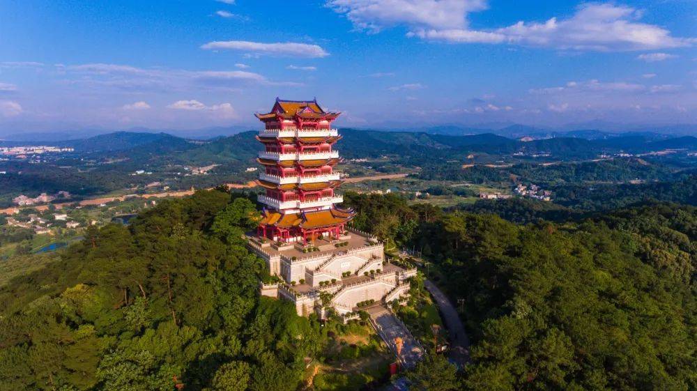 登上山顶,还能看见韶阳楼,登上主楼,可远眺三江美景,接触大自然,享受"