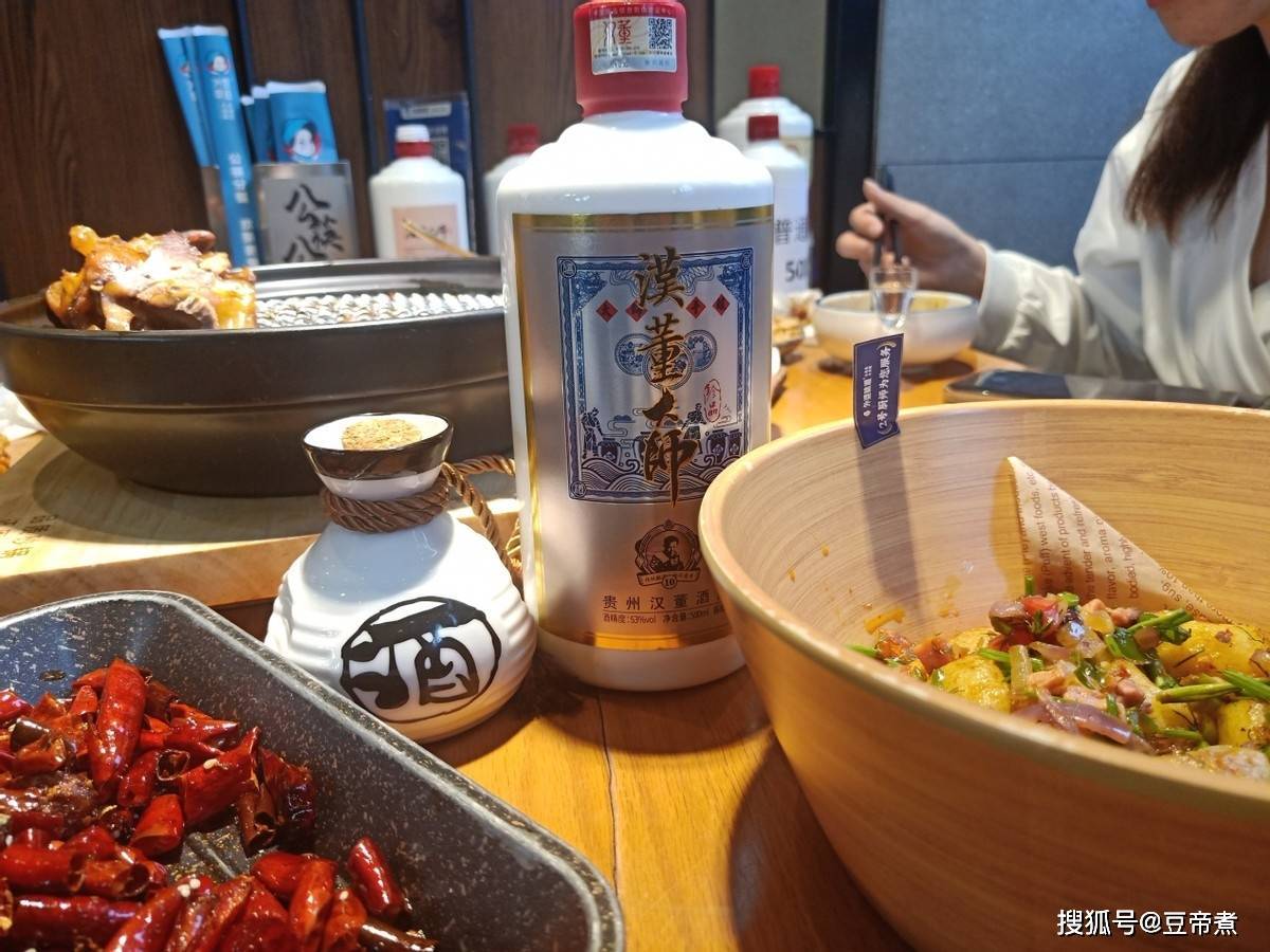 而且在白酒外观上做得很高端大气,蓝色的酒瓶让人很舒适,在酒桌上