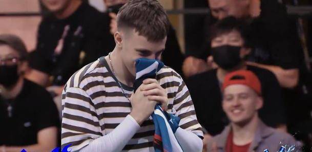 《街舞4》王一博赢下battle,选择两人晋级,给出的理由很简单_巴里斯