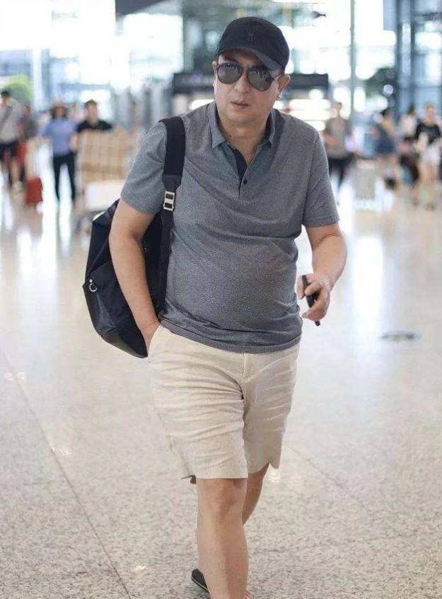 50岁张嘉译外出被拍,走路驼背直不起来,头发状态令人担忧_腰部_时候