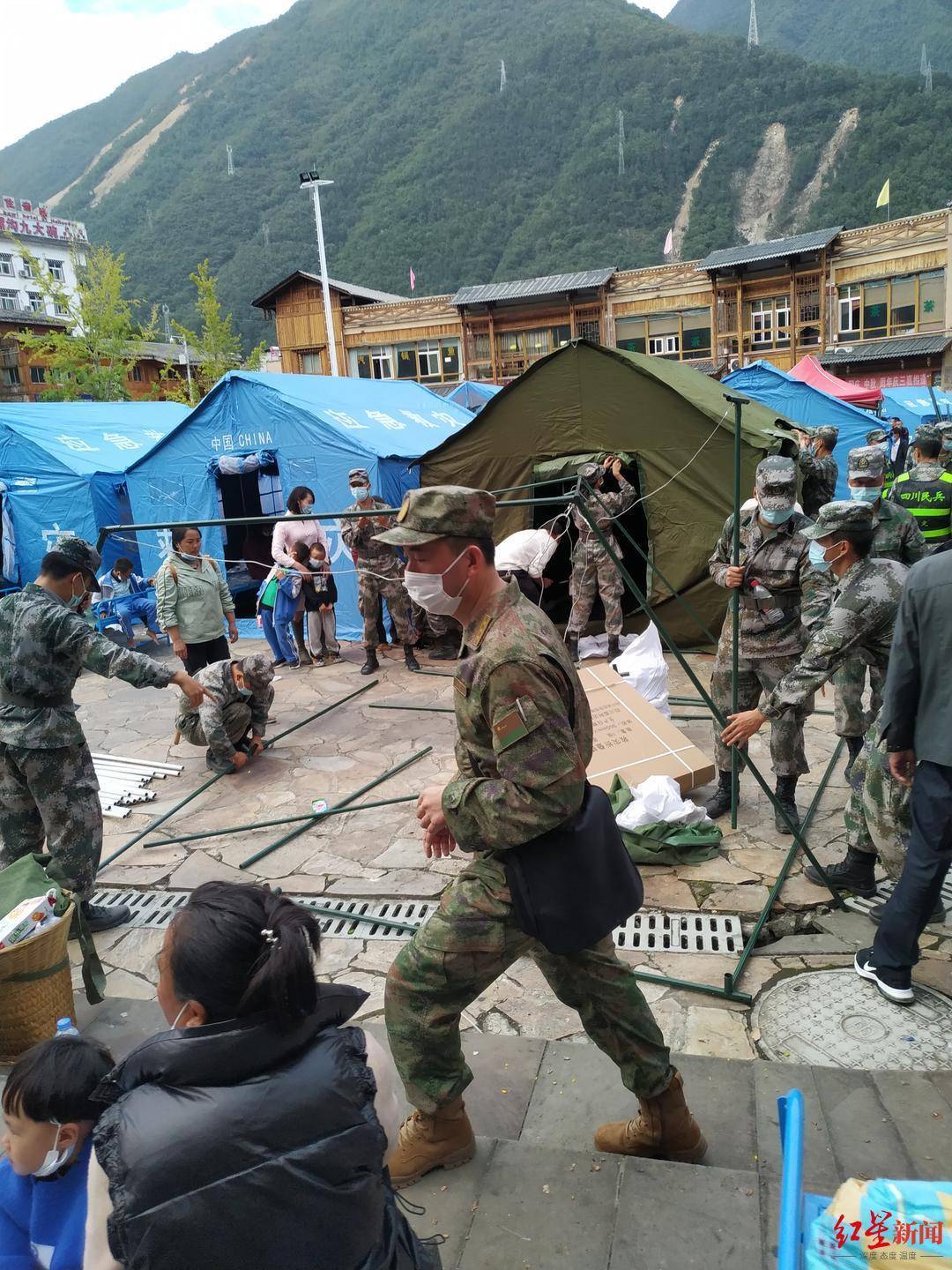 四川省军区启动抗震救灾应急预案单兵帐篷携行被褥饮用水等物资