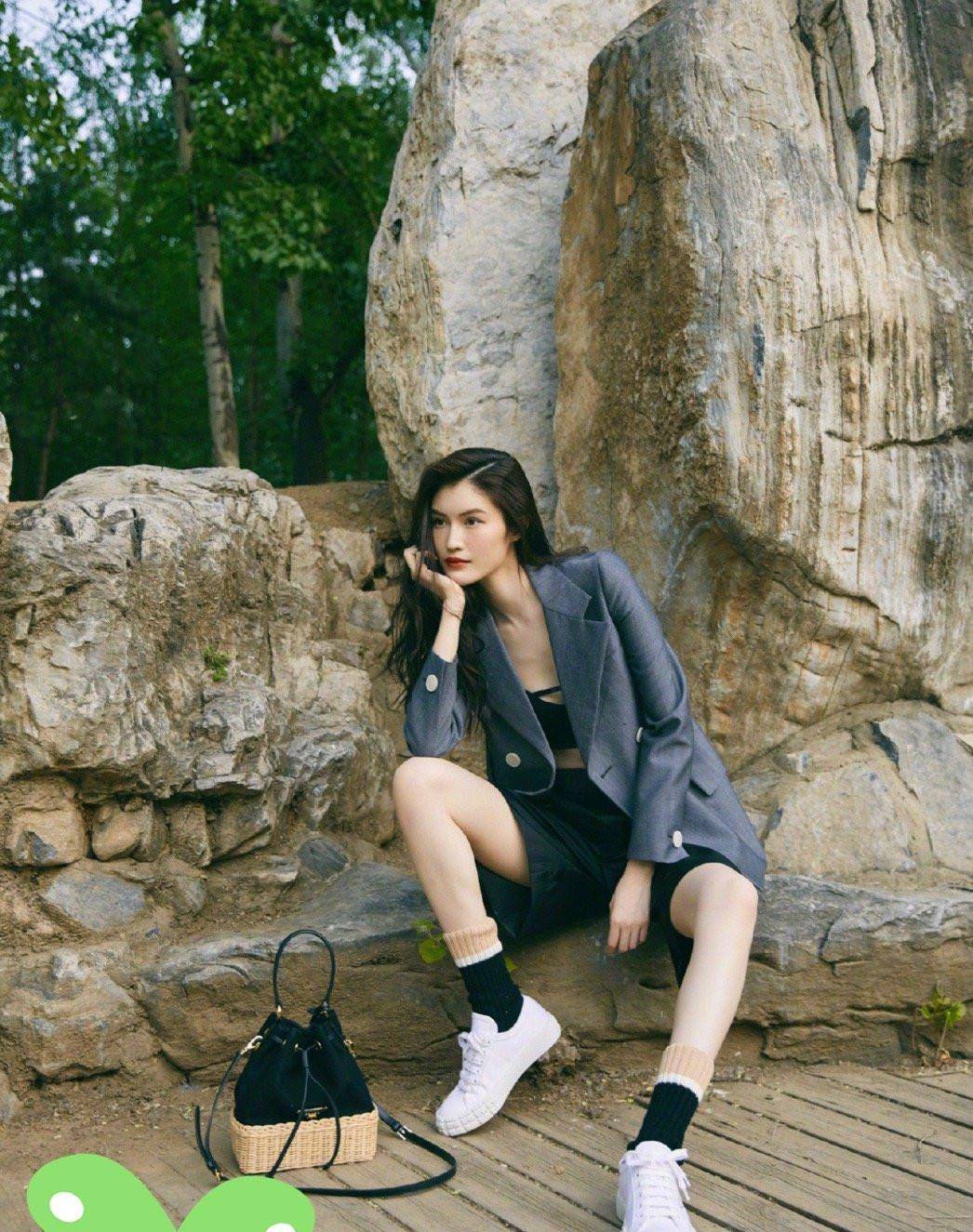 何穗大长腿太抢镜了,穿波点深v西装,不愧是行走的打光板_白色_紫色