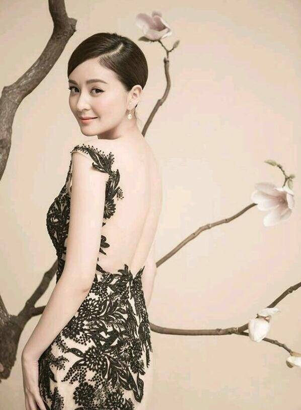 40岁戴娇倩罕见带女儿出镜,穿婚纱典雅迷人,女儿上镜眼神躲闪_安欣