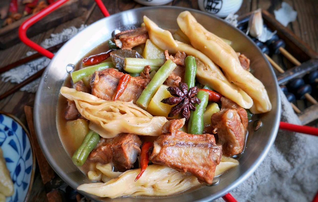 东北特色一锅出,豆角排骨粘卷子,主食配菜都齐全,味道超赞_备用_土豆