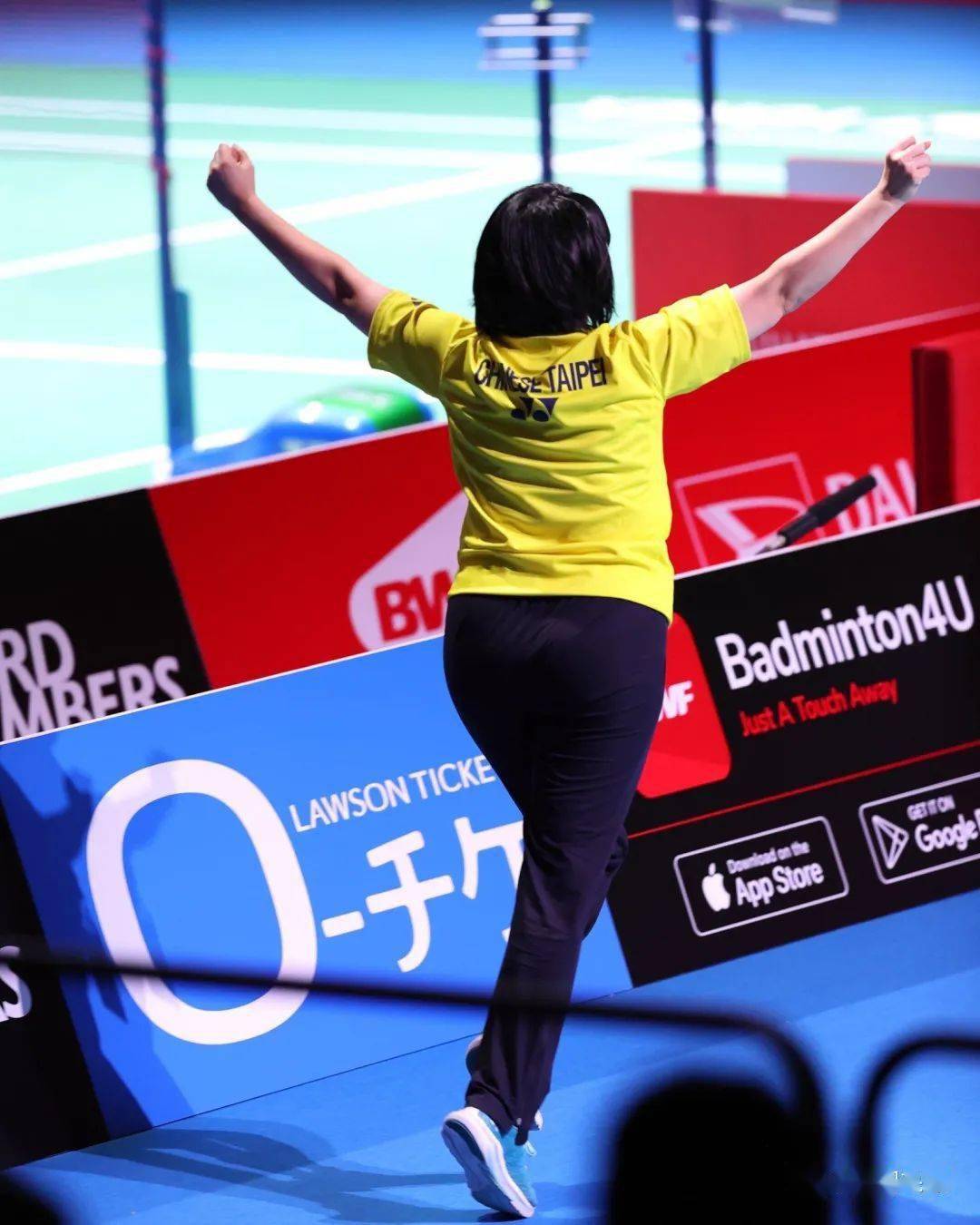 周天成身边的她引起日本球迷热议 亲自解答庆祝动作真相_高敏珊_西本