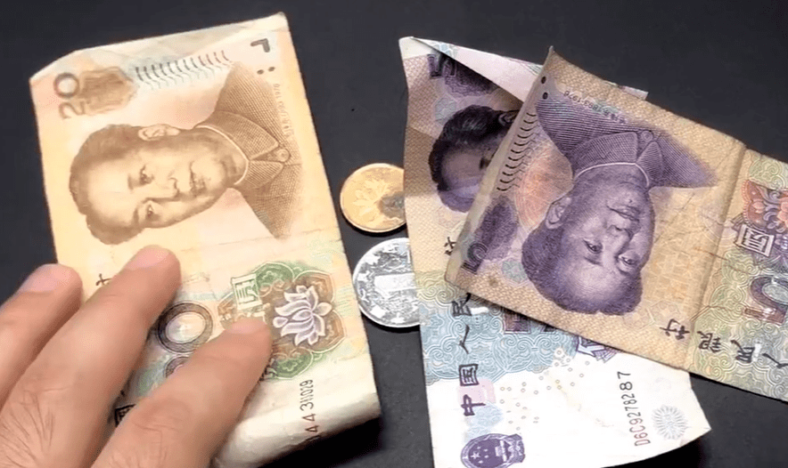 想必不少人在火车上都碰到过向你讨要几块钱零钱买早饭,买车票的事情