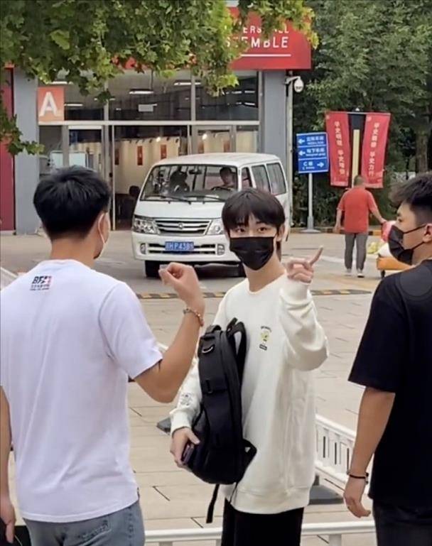 但两人远去地背影着实暖到了很多人,焉栩嘉作为学长,同样在学校里和