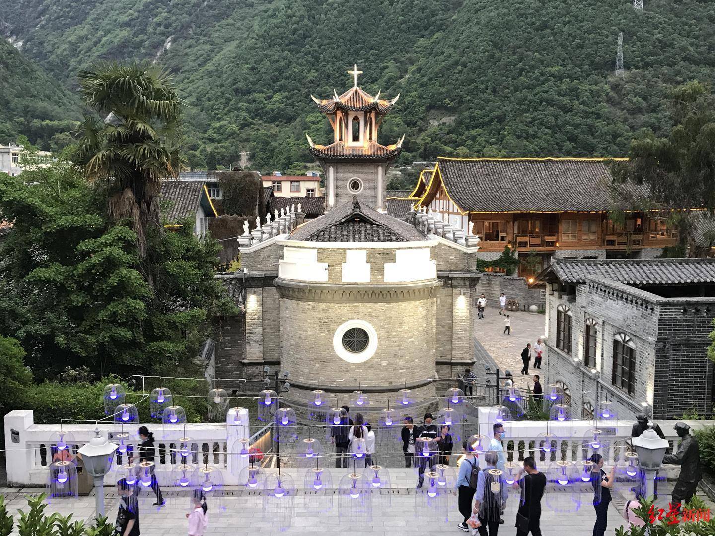 震前高清航拍"贡嘎雪山下美丽的磨西古镇",泸定6.