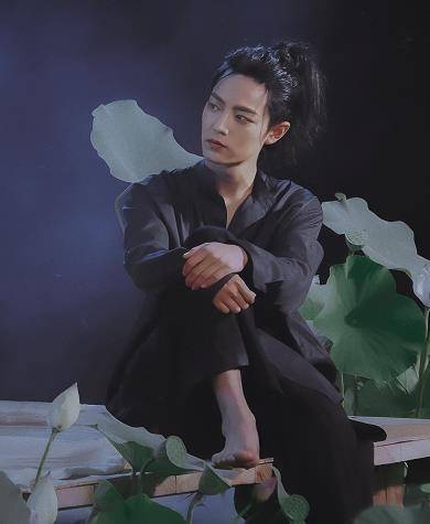 终于知道肖战为何那么红,一样的非主流长发,别人都丑就他帅_显得_造型