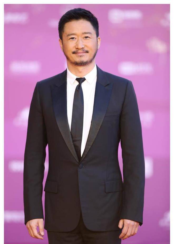 47的吴京活动现场被拍,一套衣服穿6年,每次颁奖典礼都穿结婚_礼服