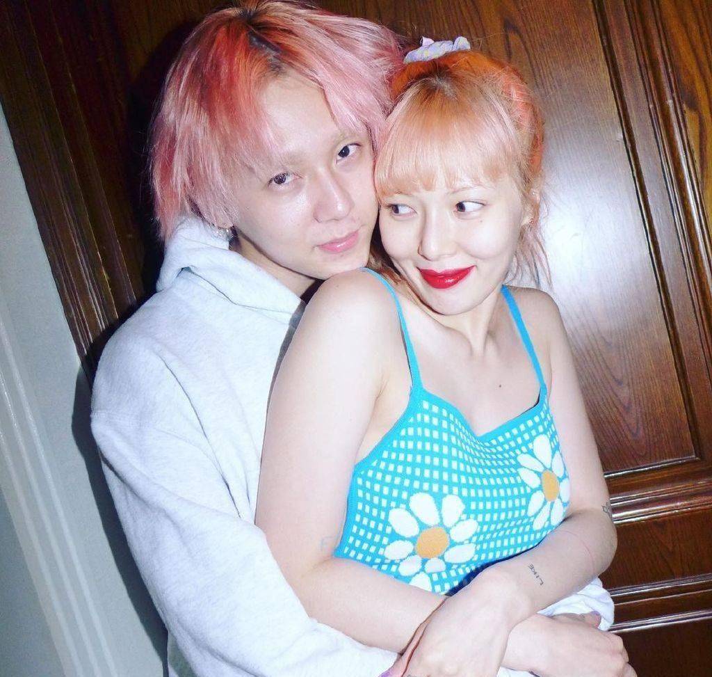 泫雅晒亲密合照表白男友,穿吊带裙身材丰腴,两人紧抱好似连体婴_金晓