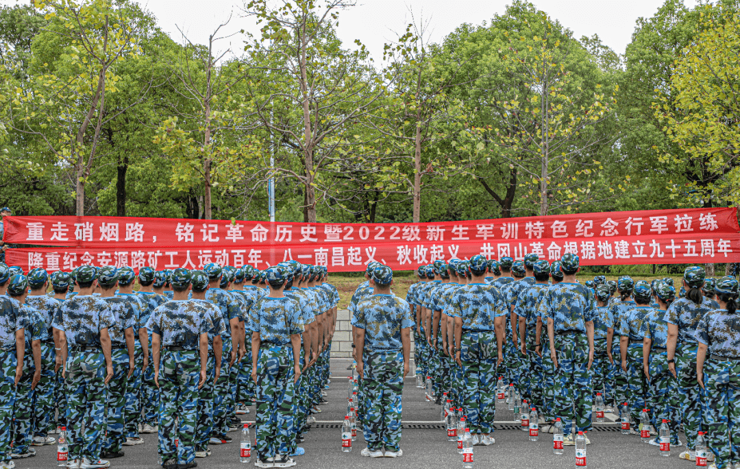 军训 | 教官拍了拍你，“稍息，立正！”_军姿_训练_硝烟