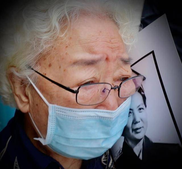 演员车毅逝世,享年102岁,外孙女车晓出席葬礼,好友田华含泪告别_奶奶