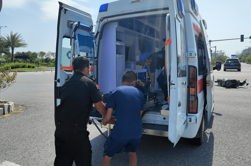 一老人遇车祸受伤倒地,一群"蓝朋友"秒出警……_钦州_吴畅_进行