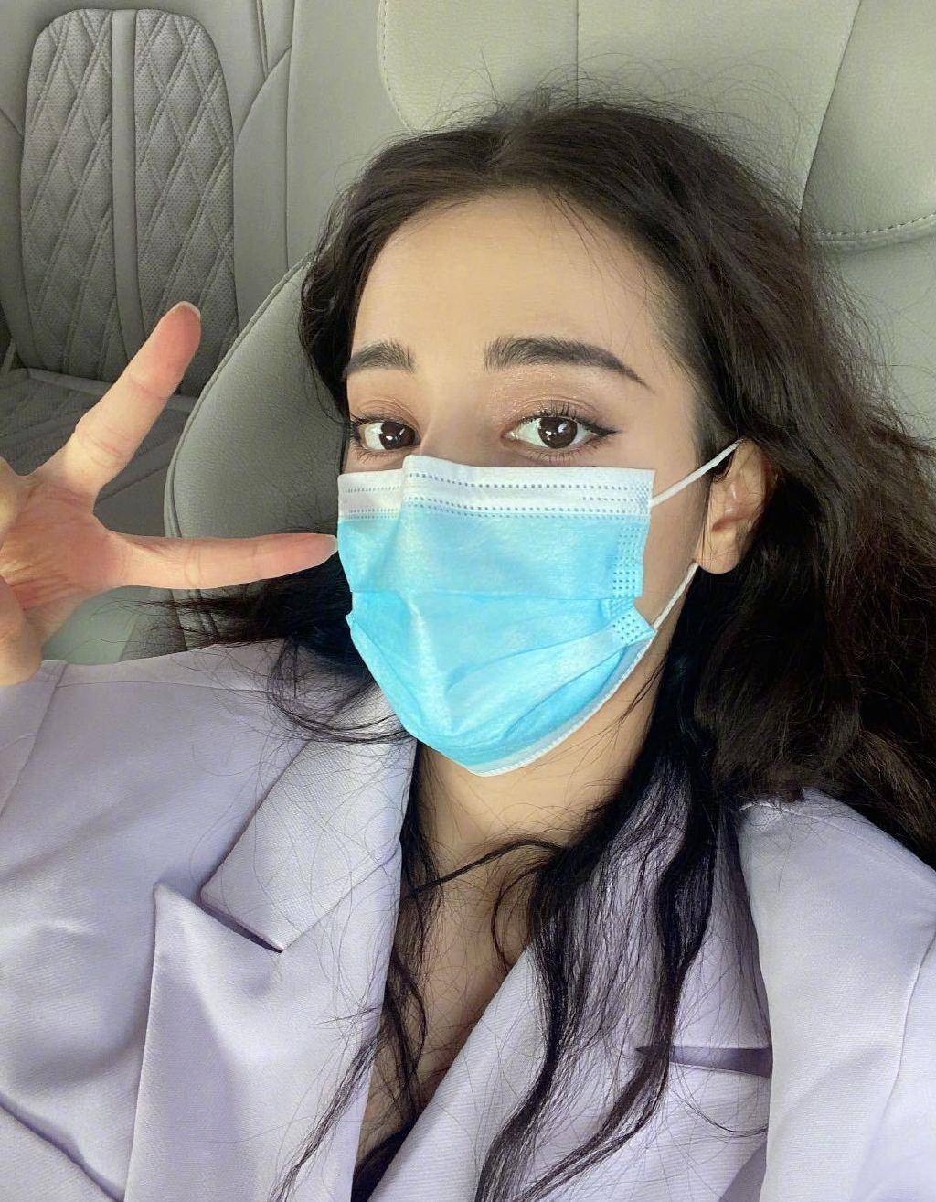 迪丽热巴晒九宫格自拍,全方面展现什么叫戴口罩也掩不住高颜值_眼睛