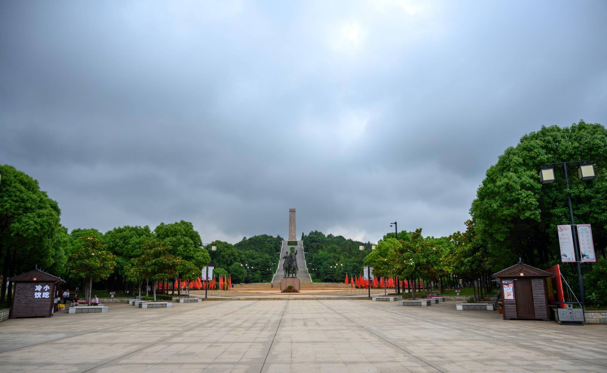 江苏茅山纪念碑有一大奇观，碑前放鞭炮空中响军号，获基尼斯之最