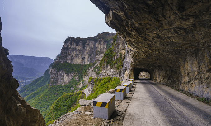 世界最险要的公路，挂在悬崖峭壁上，被称“世界第九大奇迹”