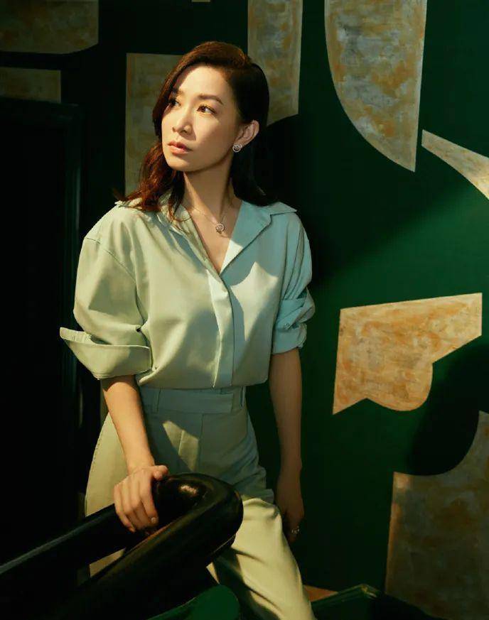 45岁佘诗曼近照状态太好了!