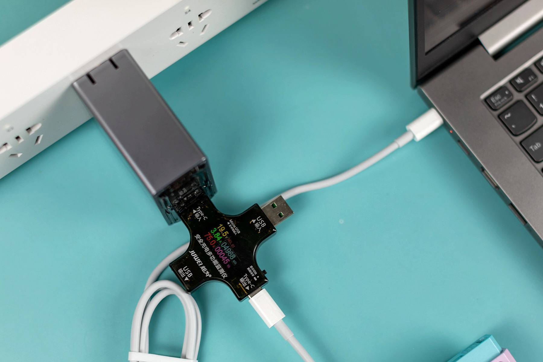 努比亚氘锋100W氮化镓充电器，体积小充电快，4口输出效率倍增