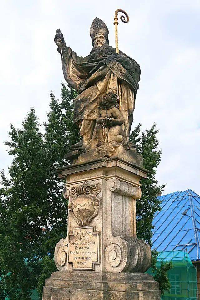 查理大桥上最著名的雕像是圣约翰.